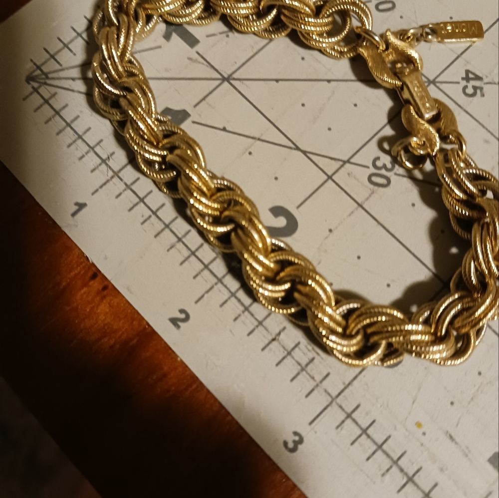Bracelet beautiful heavy but comfortable